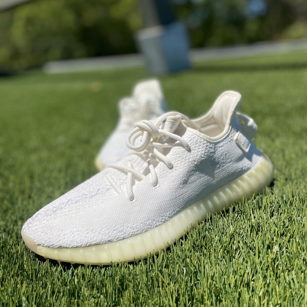 Adidas Yeezy 350 Boost V2 | Cream / Triple White - like new (US 9.5 men’s) - Picture 4 of 9